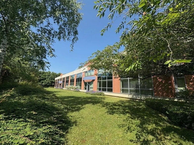 Office in Guyancourt for lease - Building Photo - Image 1 of 6