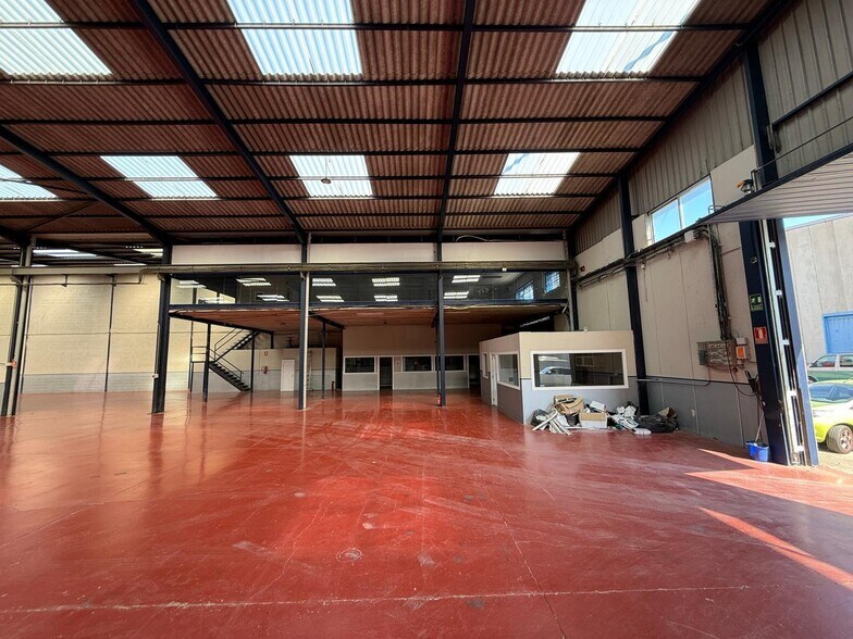 Poligono Industrial Can Fuster portfolio of 2 properties for sale on LoopNet.com - Interior Photo - Image 2 of 8
