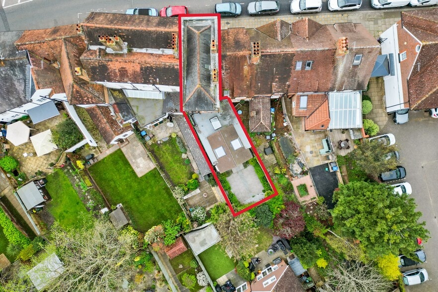 26 Windsor St, Chertsey for sale - Building Photo - Image 2 of 14