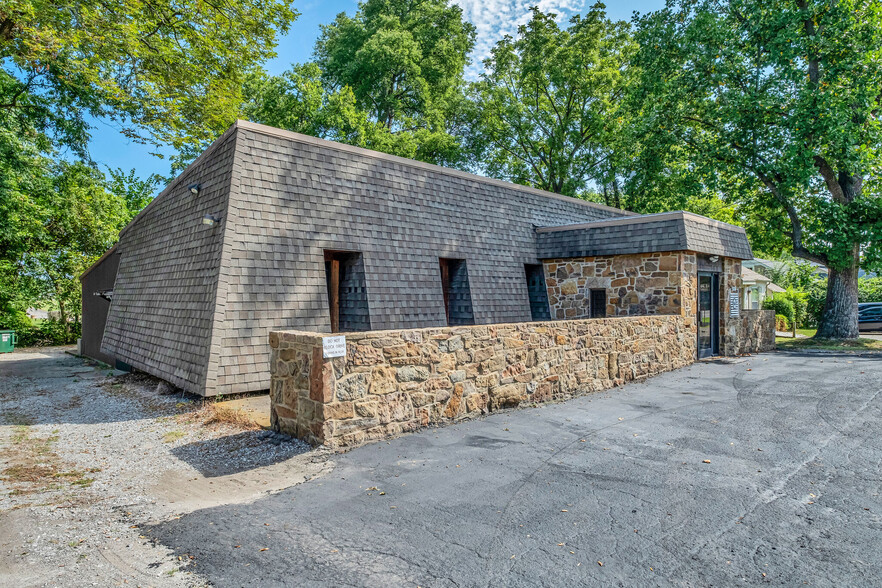 526 E Iris Dr, Nashville, TN for sale - Building Photo - Image 3 of 31