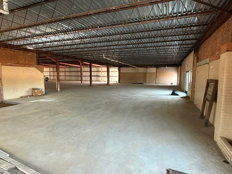 2004 N Frazier St, Conroe, TX for sale - Building Photo - Image 3 of 7