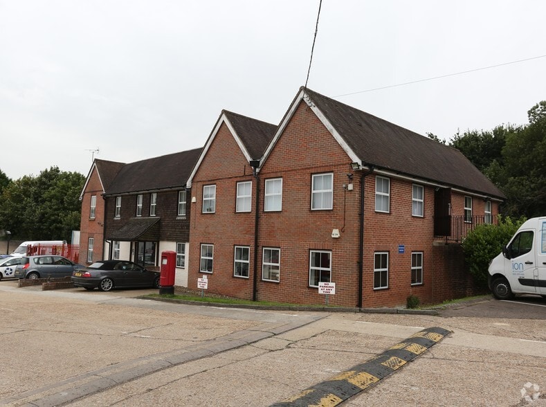 Ditchling Cmn, Hassocks for lease - Building Photo - Image 1 of 5