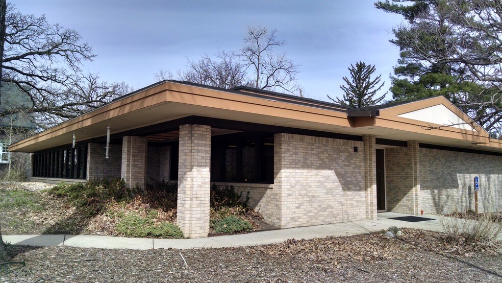 345 Sullivan Rd, Aurora, IL 60506