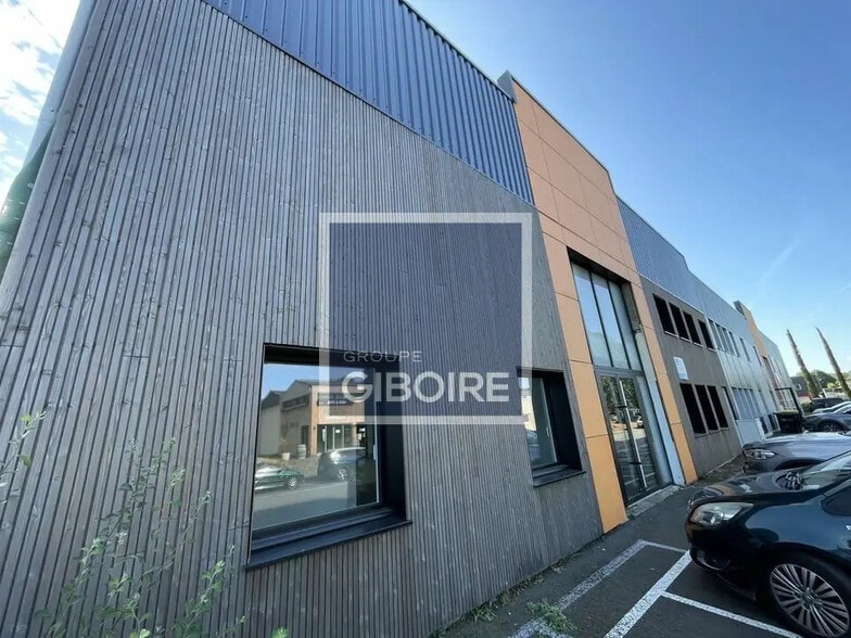 Industrial in Pacé for lease - Building Photo - Image 3 of 12