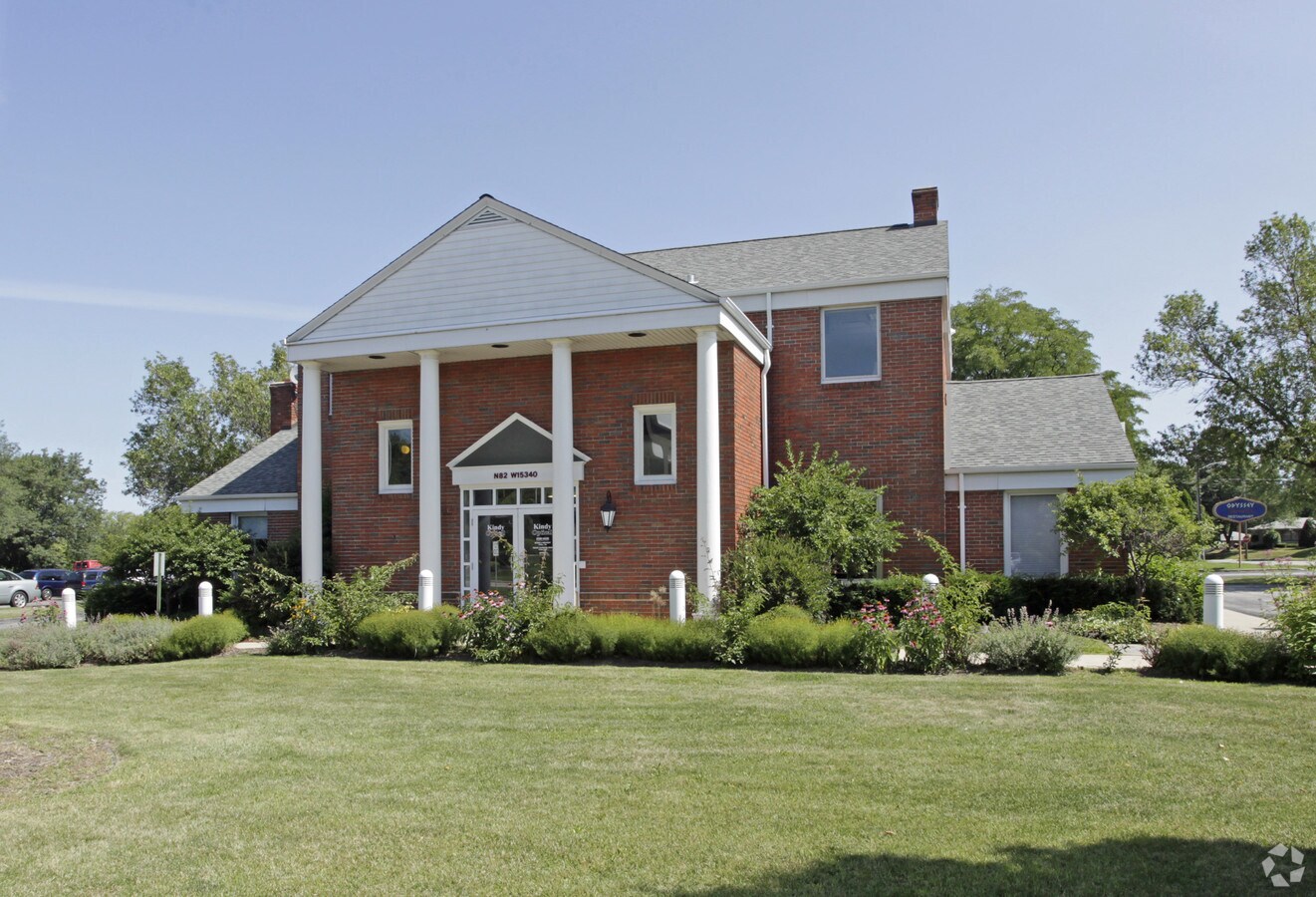 N82W15340 Appleton Ave, Menomonee Falls, WI 53051