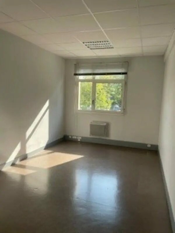 Office in Vannes for sale Interior Photo- Image 1 of 4