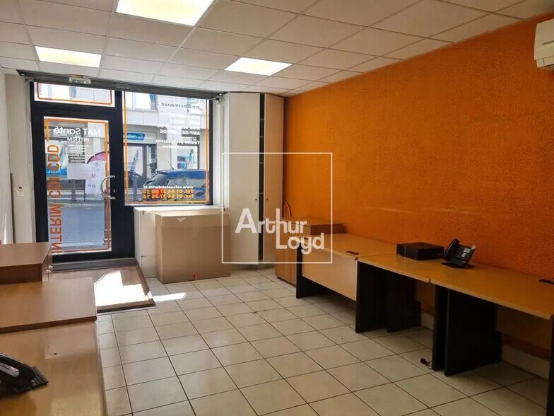 Retail in Melun for lease - Interior Photo - Image 3 of 5
