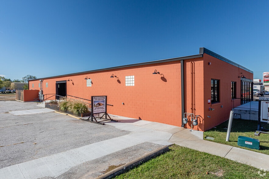 617 E Emma Ave, Springdale, AR for lease - Building Photo - Image 2 of 5