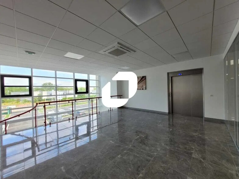 Office in Évry-Courcouronnes for lease - Building Photo - Image 2 of 8