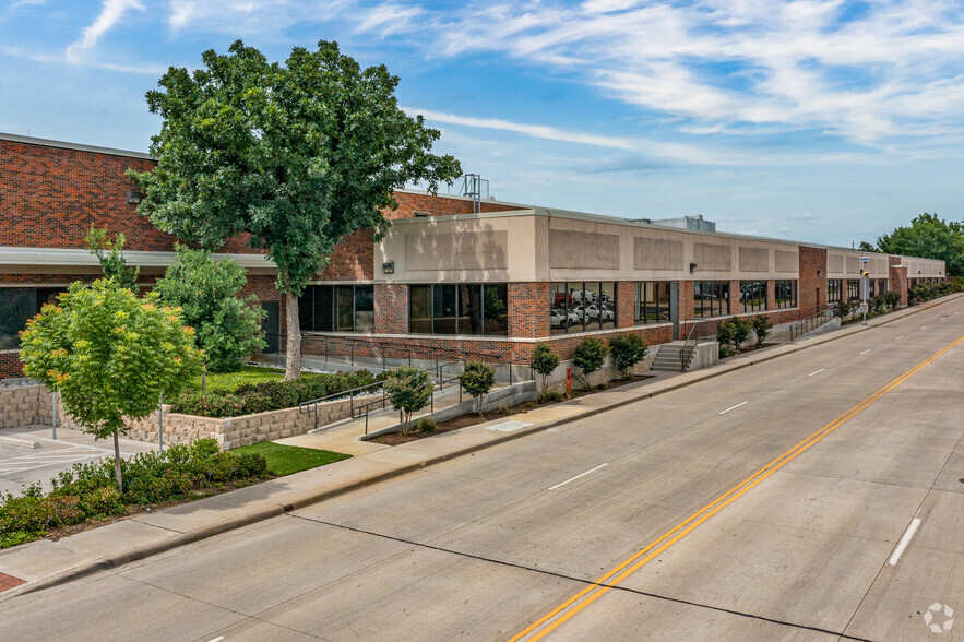 8600 Harry Hines Blvd, Dallas, TX for lease - Primary Photo - Image 1 of 6