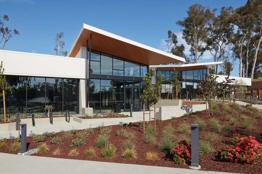 10200 Willow Creek Rd, San Diego, CA for lease - Building Photo - Image 1 of 10