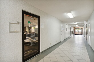 160 John F Kennedy Dr, Lake Worth, FL for lease Interior Photo- Image 1 of 16