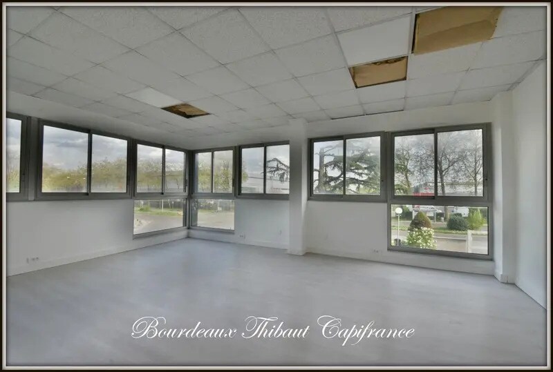 Office in Trappes for lease - Interior Photo - Image 1 of 4