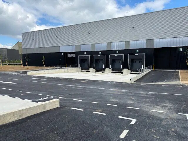 Industrial in La Courneuve for lease - Building Photo - Image 1 of 10