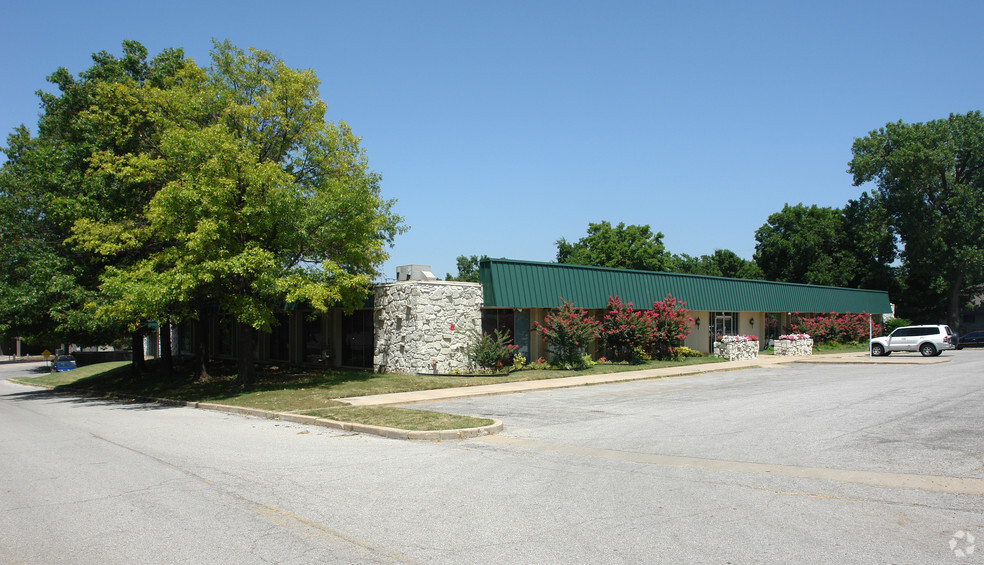 5525 E 51st St, Tulsa, OK for lease - Building Photo - Image 1 of 10