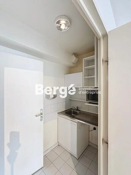 Office in Mougins for lease - Interior Photo - Image 3 of 10