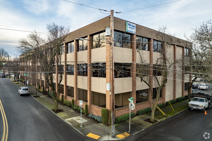 825 NE 20th Ave, Portland, OR for lease - Building Photo - Image 2 of 5