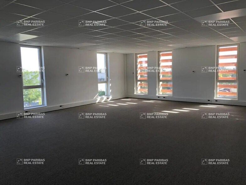 Office in Tours for lease - Interior Photo - Image 3 of 19