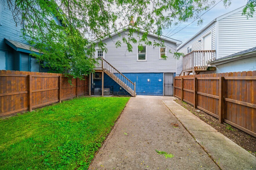 923 Sullivant Ave, Columbus, OH for sale - Building Photo - Image 2 of 9