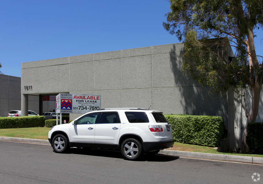 1611 Commerce St, Corona, CA for lease - Building Photo - Image 2 of 2