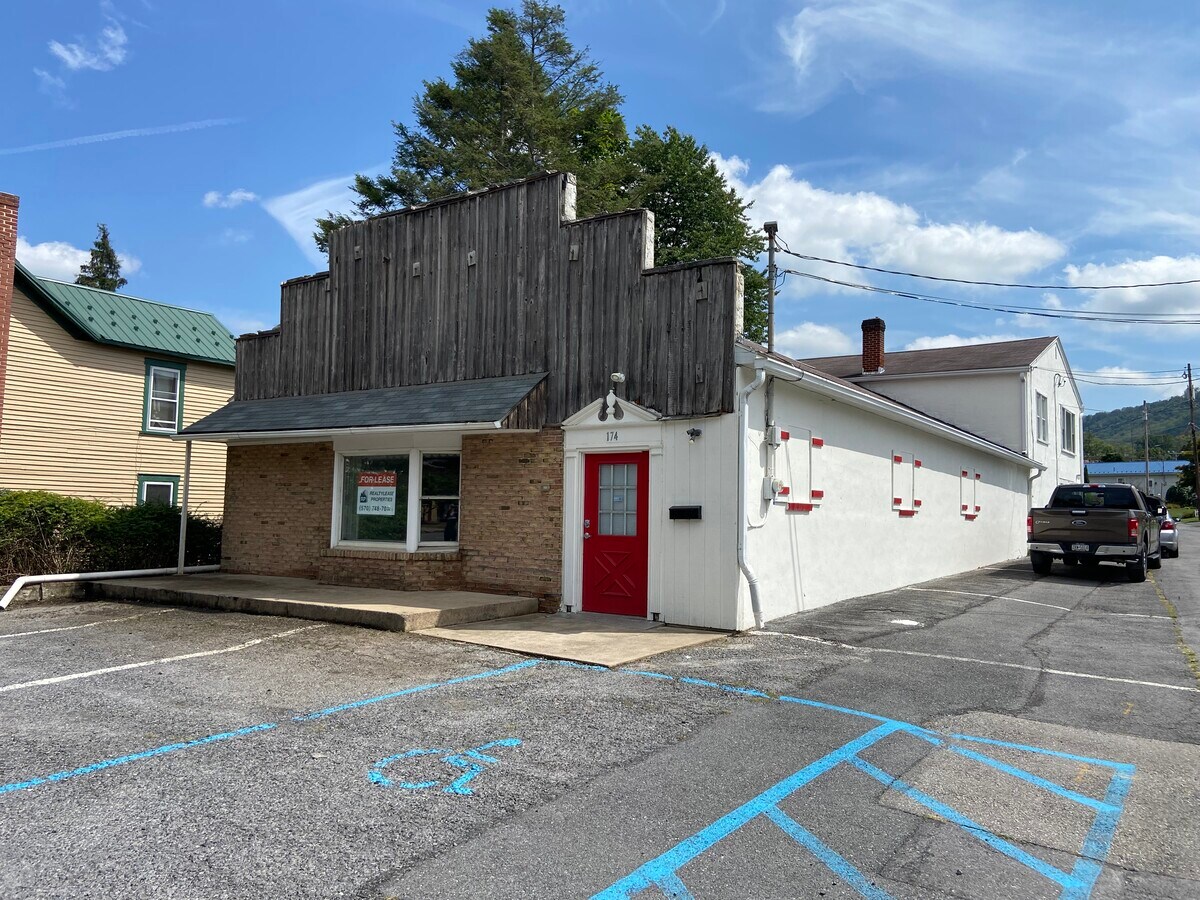 174 E College Ave, Pleasant Gap, PA 16823