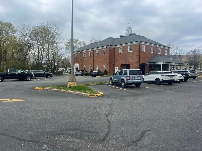 209 W Main St, Riverhead, NY for lease - Building Photo - Image 3 of 7