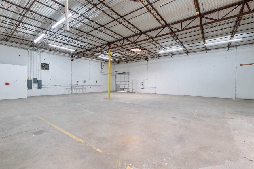 11126 Shady Trl, Dallas, TX for lease - Interior Photo - Image 2 of 6