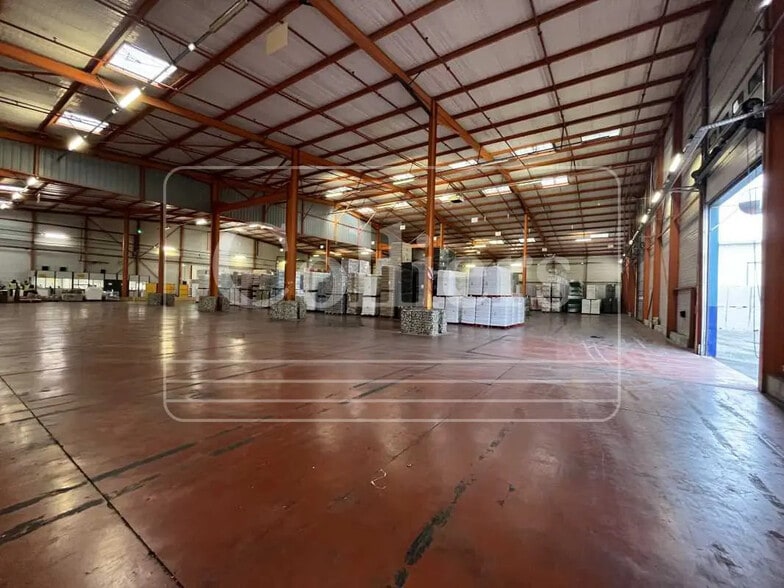 Industrial in Tarascon for lease - Interior Photo - Image 2 of 7