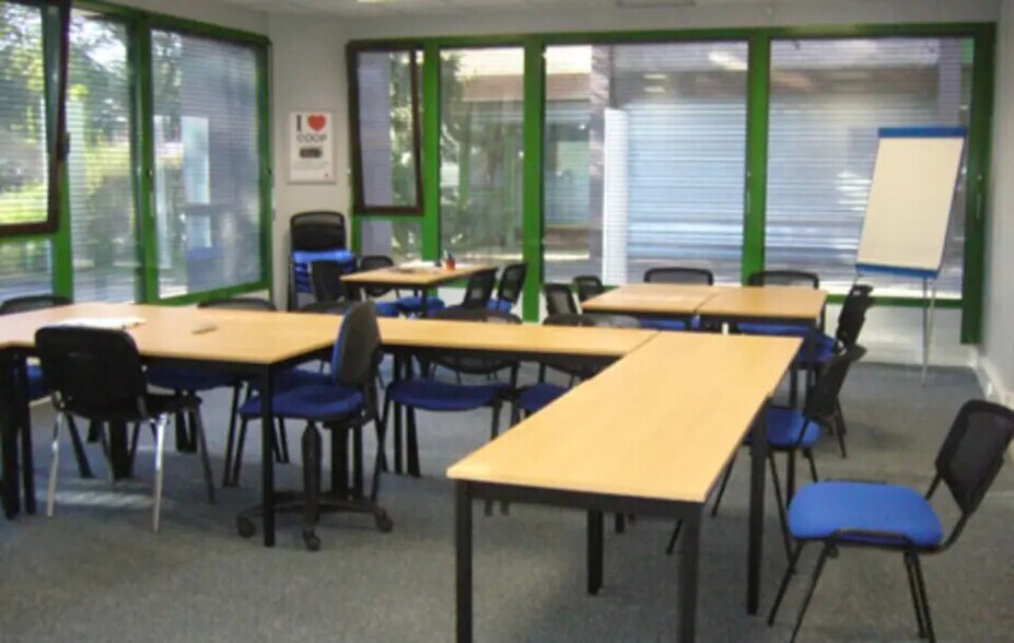 Office in Bron for lease - Interior Photo - Image 3 of 5