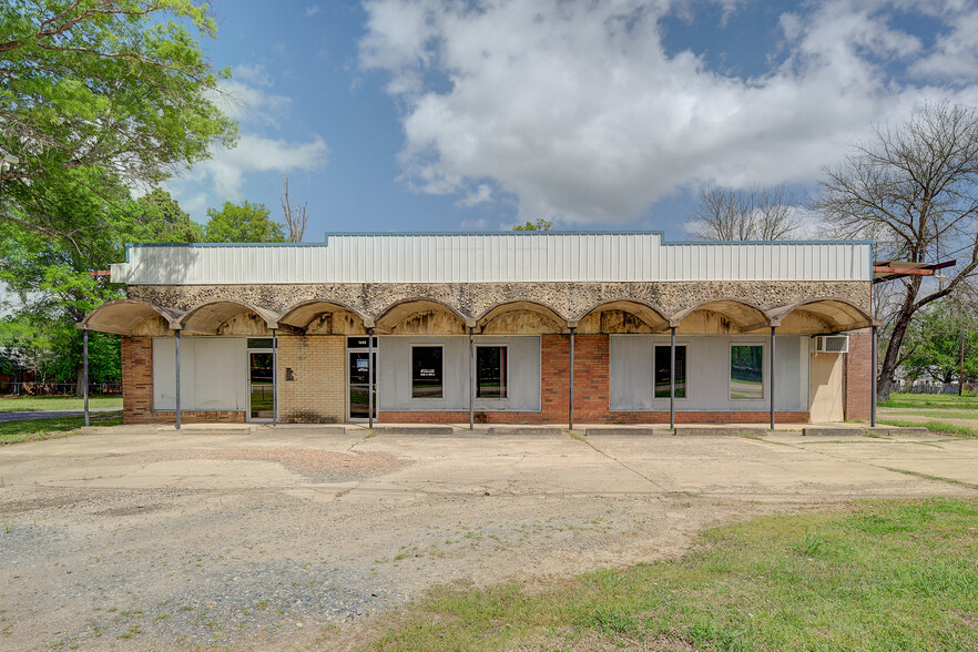 1605 Ave A ave, Hooks, TX for sale - Primary Photo - Image 1 of 33