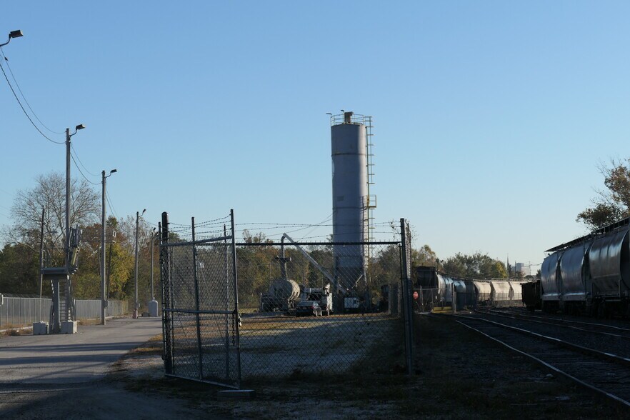 800 Constitution Ave, Portsmouth, VA for lease - Building Photo - Image 2 of 17