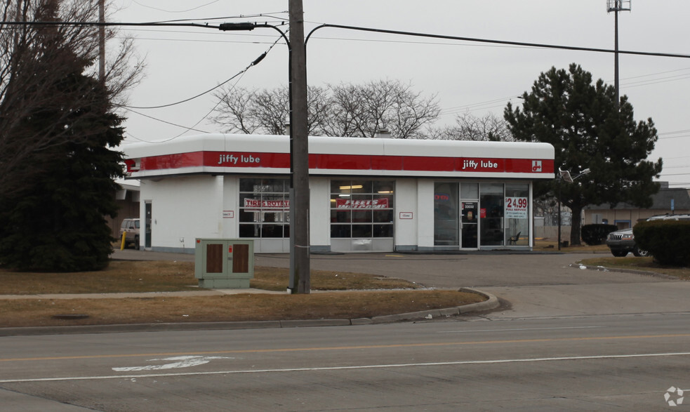 33032 Dequindre Rd, Sterling Heights, MI for sale - Primary Photo - Image 1 of 2