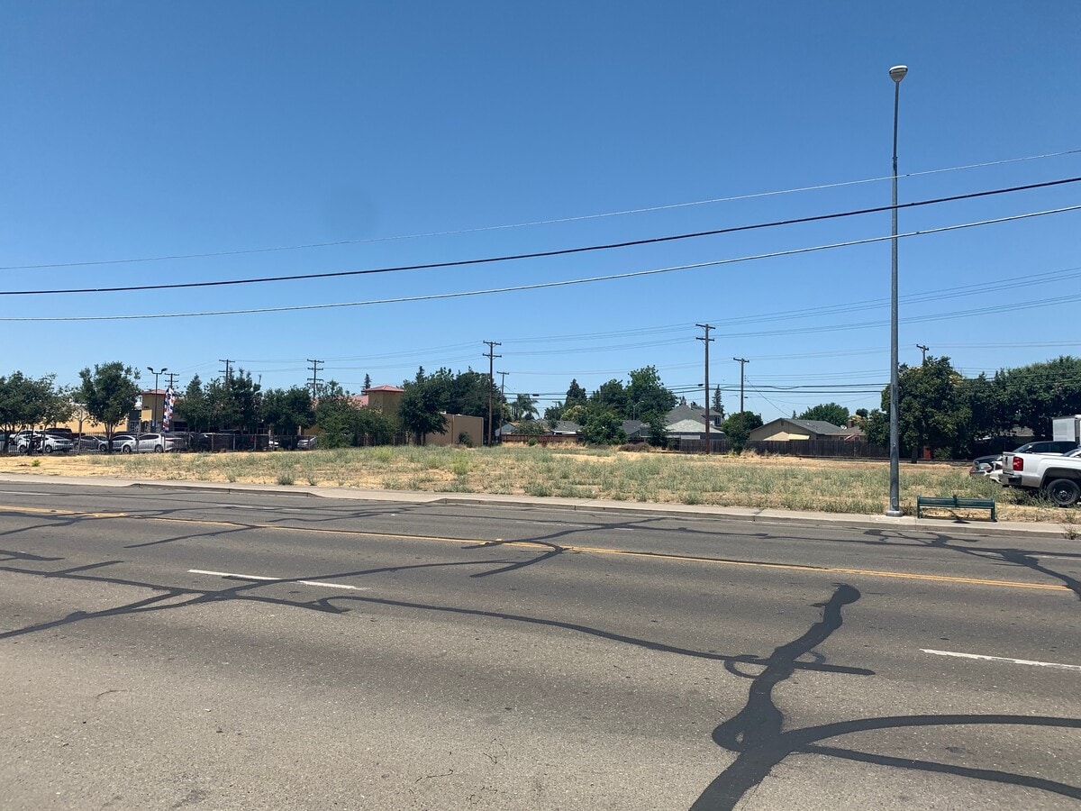 417 W Lockeford St, Lodi, CA 95240