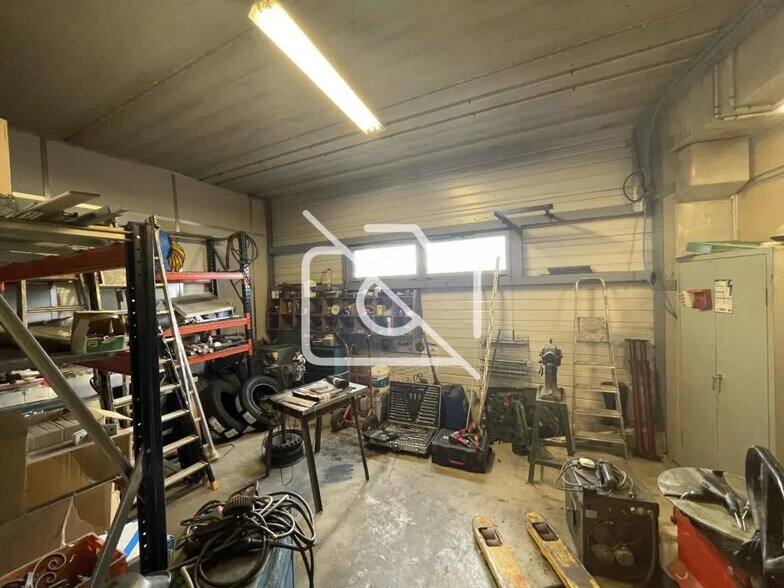 Industrial in Stains for sale - Interior Photo - Image 3 of 10