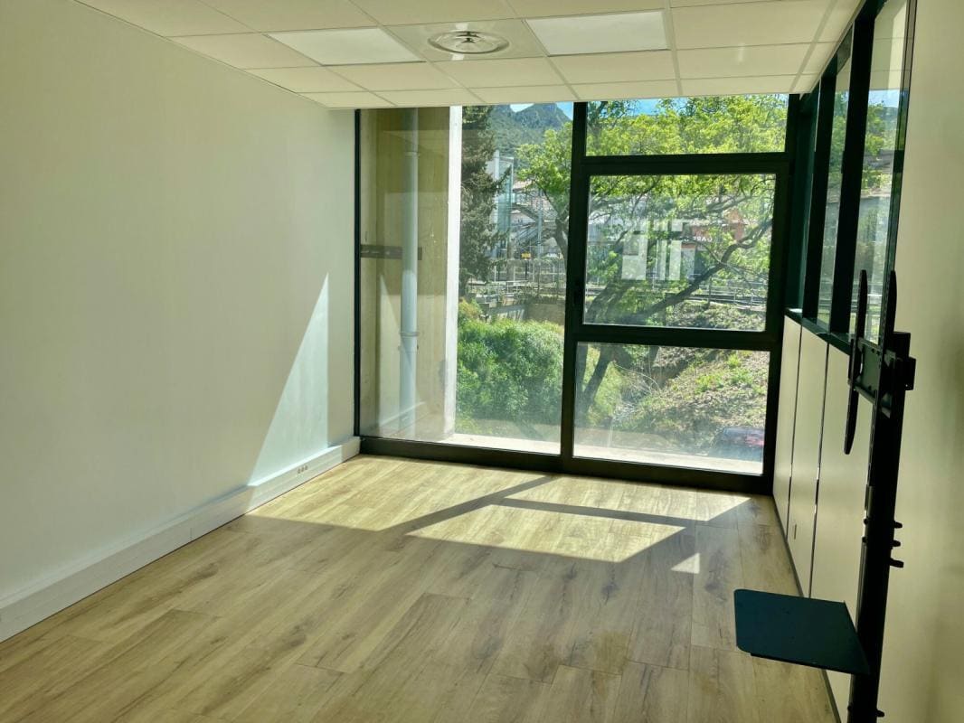 10 Route De La Valentine, Marseille, BDR 13011 - - - Interior Photo - Image 1 of 5