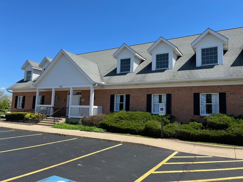 183 Heritage Dr, Crystal Lake, IL for sale - Primary Photo - Image 1 of 30