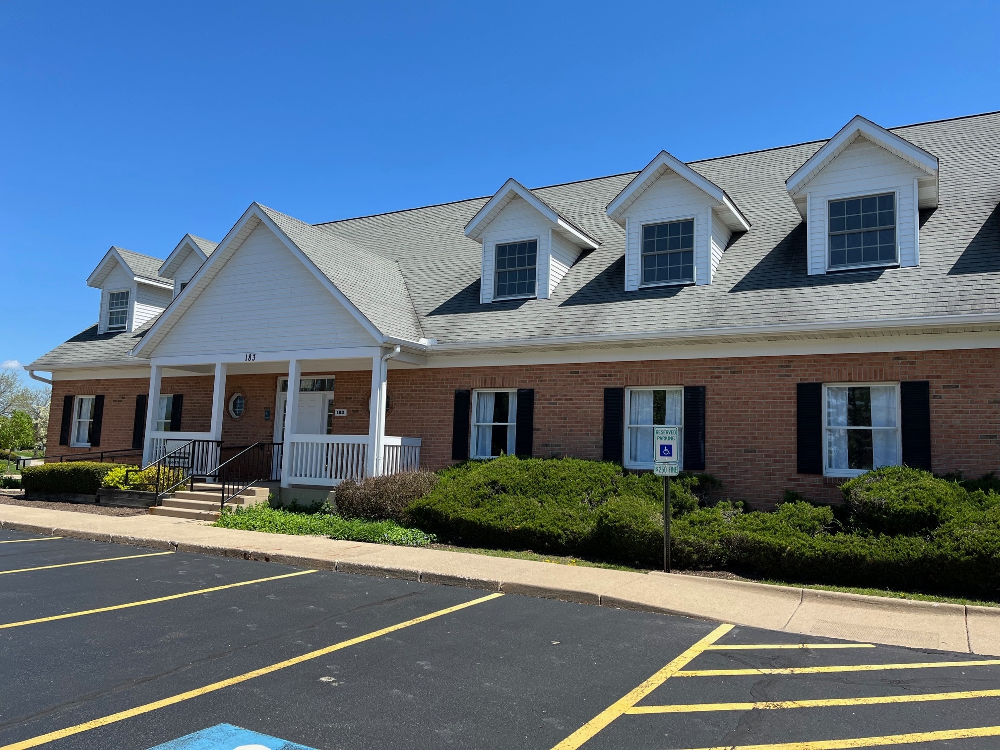 183 Heritage Dr, Crystal Lake, IL for sale Primary Photo- Image 1 of 31