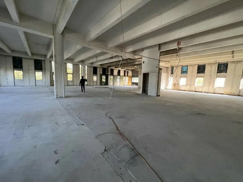Flex in Rungis for lease - Interior Photo - Image 2 of 3