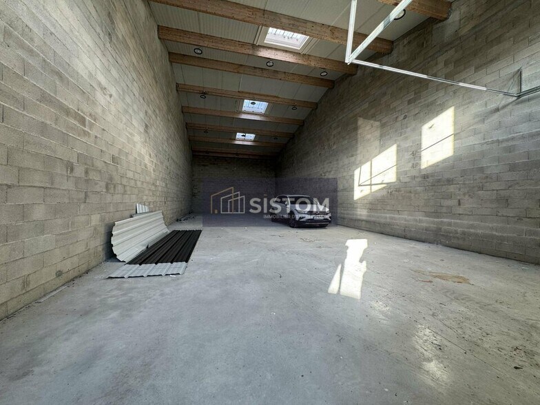 Flex in Persan for lease - Building Photo - Image 1 of 1
