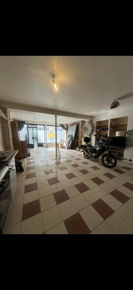 Retail in Paris for lease - Interior Photo - Image 1 of 5