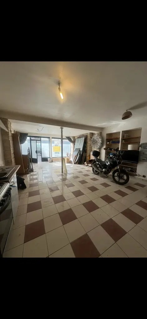 Retail in Paris for lease Interior Photo- Image 1 of 6