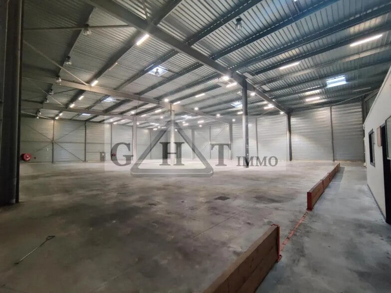 Industrial in Creil for lease - Building Photo - Image 1 of 3