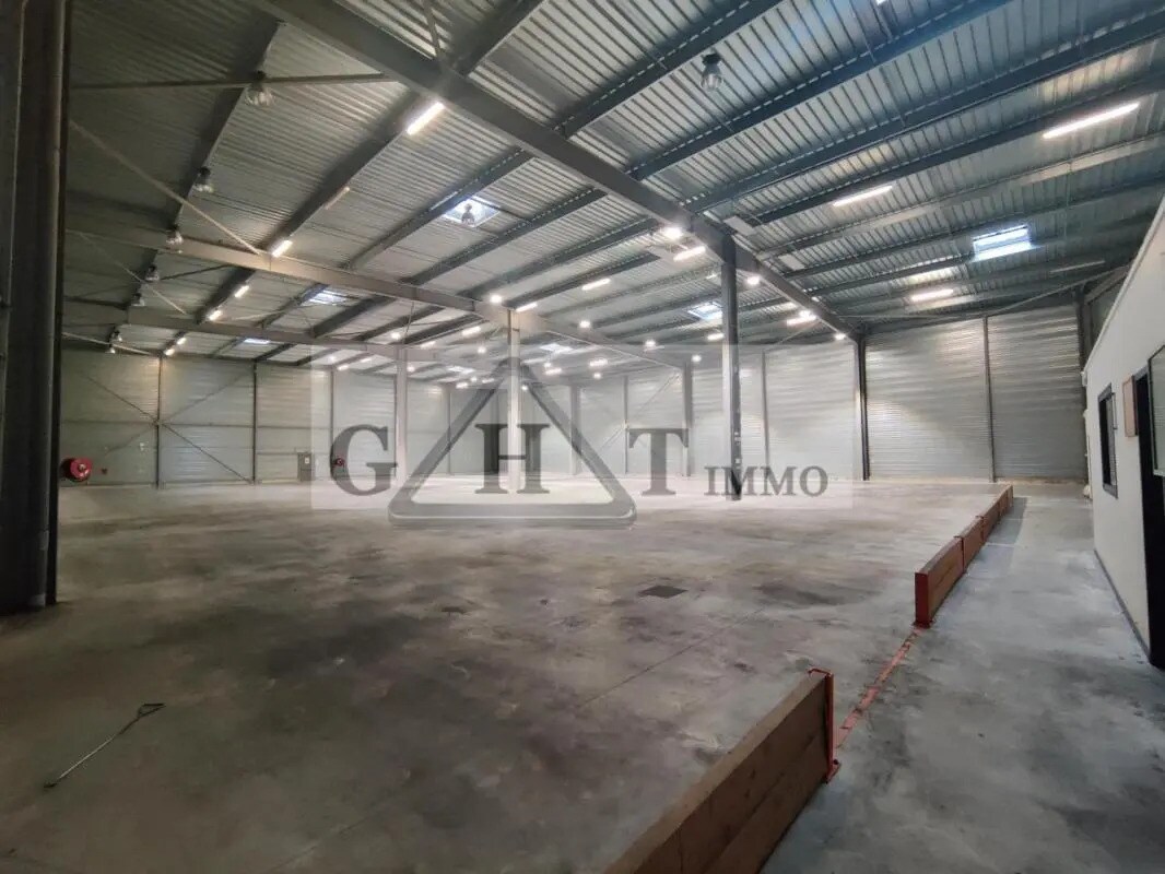 Industrial in Creil for lease Building Photo- Image 1 of 4
