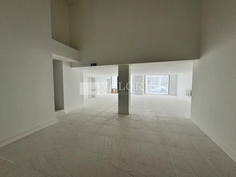 Office in Lyon for lease - Interior Photo - Image 2 of 4