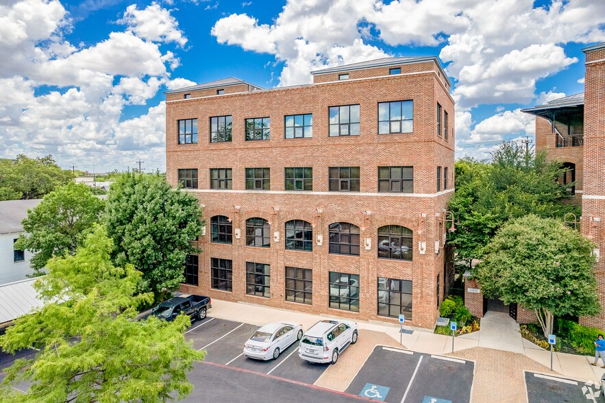 2632 Broadway St, San Antonio, TX for lease - Building Photo - Image 1 of 21
