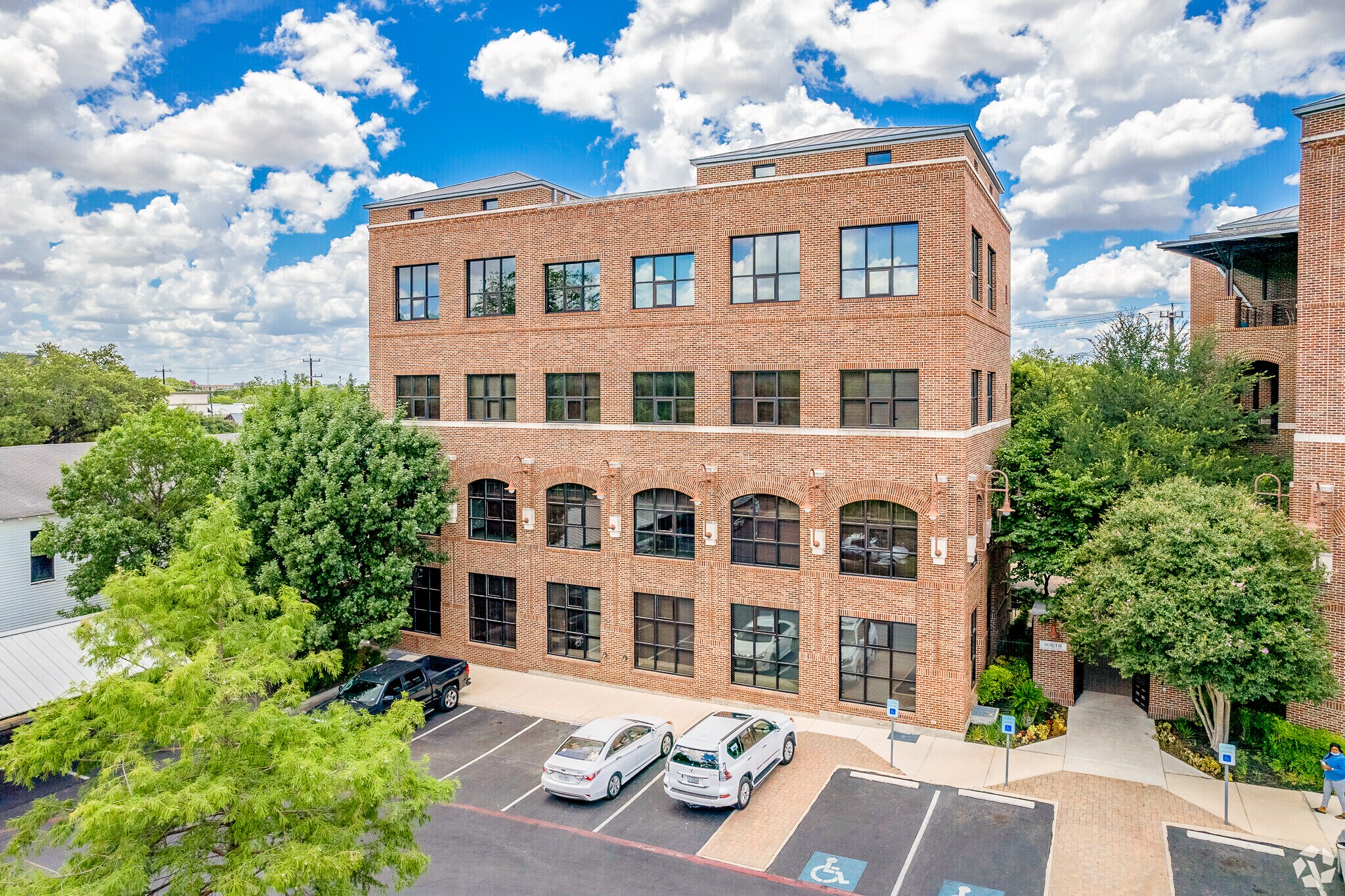 2632 Broadway St, San Antonio, TX for lease Building Photo- Image 1 of 22