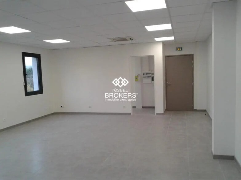 Office in Tresserve for lease - Interior Photo - Image 3 of 4