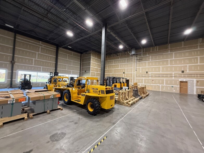 1260 Corporate Blvd, Lancaster, PA for lease - Building Photo - Image 2 of 6