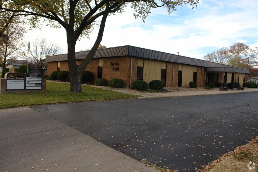 210 E 30th Ave, Hutchinson, KS for sale - Primary Photo - Image 1 of 1