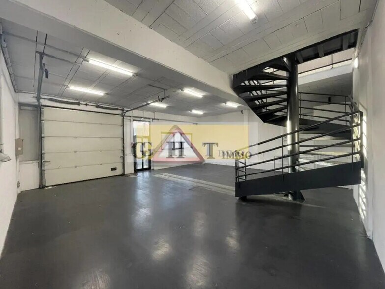Industrial in Bondoufle for lease - Interior Photo - Image 1 of 17